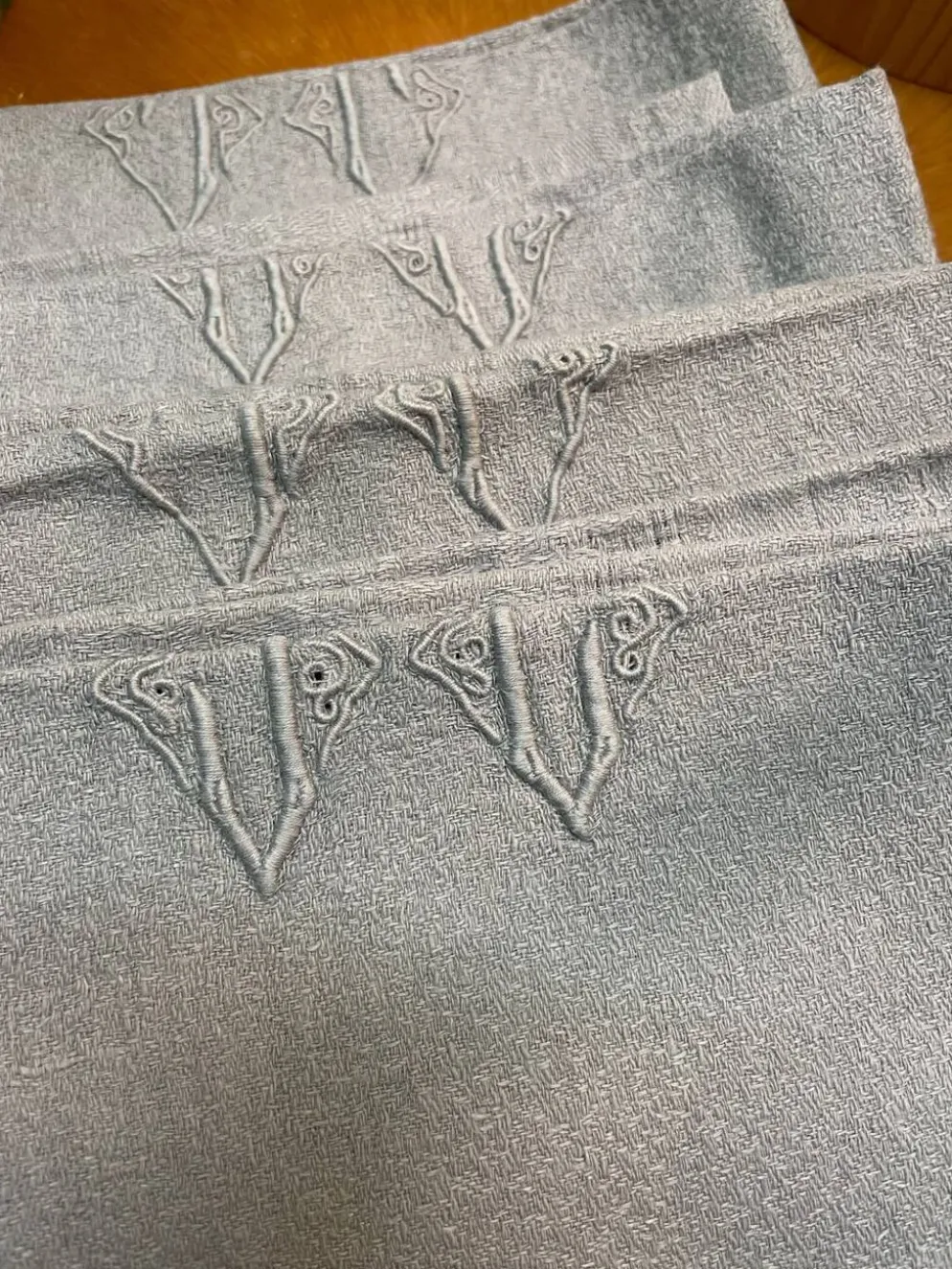 Lot de 4 serviettes anciennes grises monogrammes