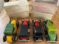 Lot de 4 voitures anciennes en bois