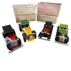 Lot de 4 voitures anciennes en bois