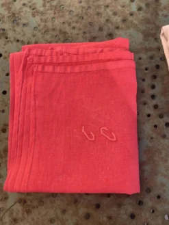 Lot duo, compose de deux grandes serviettes en coton et lin teintées rose, brodées, monogrammes TK