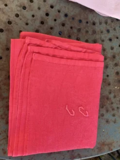 Lot duo, compose de deux grandes serviettes en coton et lin teintées rose, brodées, monogrammes TK