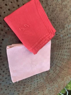 Lot duo, compose de deux grandes serviettes en coton et lin teintées rose, brodées, monogrammes TK