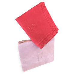 Lot duo, compose de deux grandes serviettes en coton et lin teintées rose, brodées, monogrammes TK