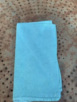 Lot duo, compose de deux grandes serviettes en coton et lin teintées bleue et verte anis, brodées,