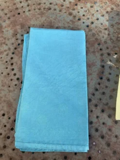 Lot duo, compose de deux grandes serviettes en coton et lin teintées bleue et verte anis, brodées,