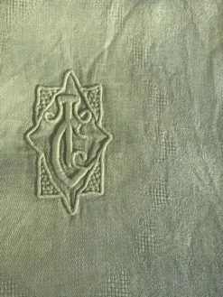 Lot duo, compose de deux grandes serviettes en coton et lin teintées bleue et verte anis, brodées,