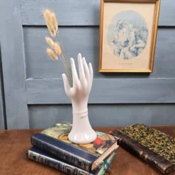 Main Baguier / Soliflore en porcelaine blanche