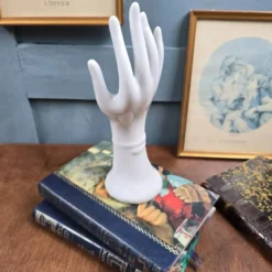 Main Baguier / Soliflore en porcelaine blanche