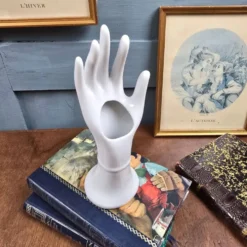 Main Baguier / Soliflore en porcelaine blanche