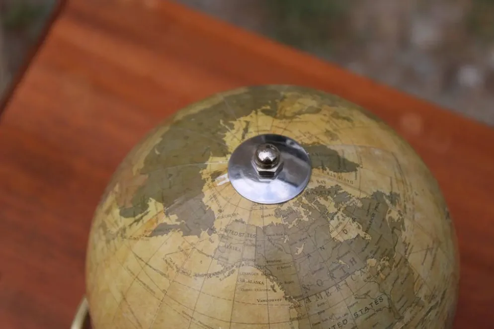 Mappemonde décorative sur pied doré – style vintage
