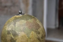 Mappemonde décorative sur pied doré – style vintage