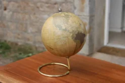 Mappemonde décorative sur pied doré – style vintage