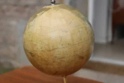 Mappemonde décorative sur pied doré – style vintage