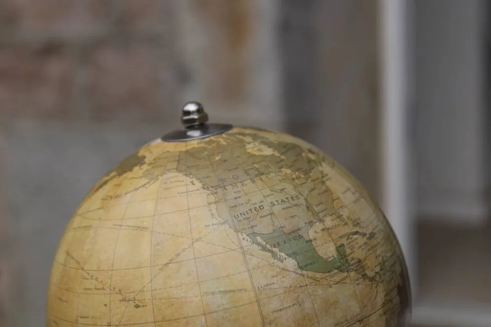 Mappemonde décorative sur pied doré – style vintage