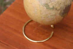 Mappemonde décorative sur pied doré – style vintage