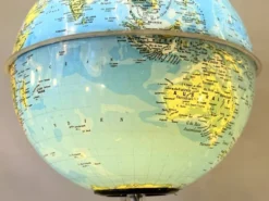 Mappemonde, globe terrestre lumineux ancien vintage