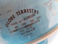 mappemonde vintage ,socle plastic couleur bordeau