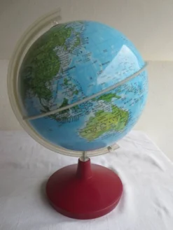 mappemonde vintage ,socle plastic couleur bordeau
