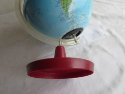 mappemonde vintage ,socle plastic couleur bordeau