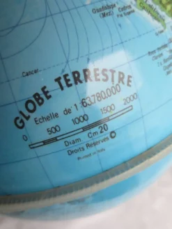 mappemonde vintage ,socle plastic couleur bordeau