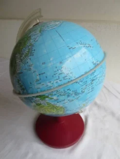 mappemonde vintage ,socle plastic couleur bordeau