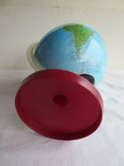 mappemonde vintage ,socle plastic couleur bordeau