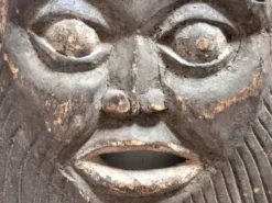 Masque africain, Sculpture manuelle de masque africain en bois.