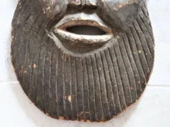 Masque africain, Sculpture manuelle de masque africain en bois.