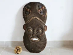 Masque africain, Sculpture manuelle de masque africain en bois.