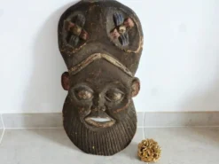 Masque africain, Sculpture manuelle de masque africain en bois.