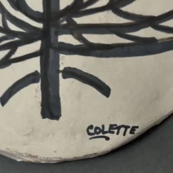 Masque africaniste en terre cuite émaillée blanche visage signé Colette