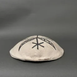 Masque africaniste en terre cuite émaillée blanche visage signé Colette