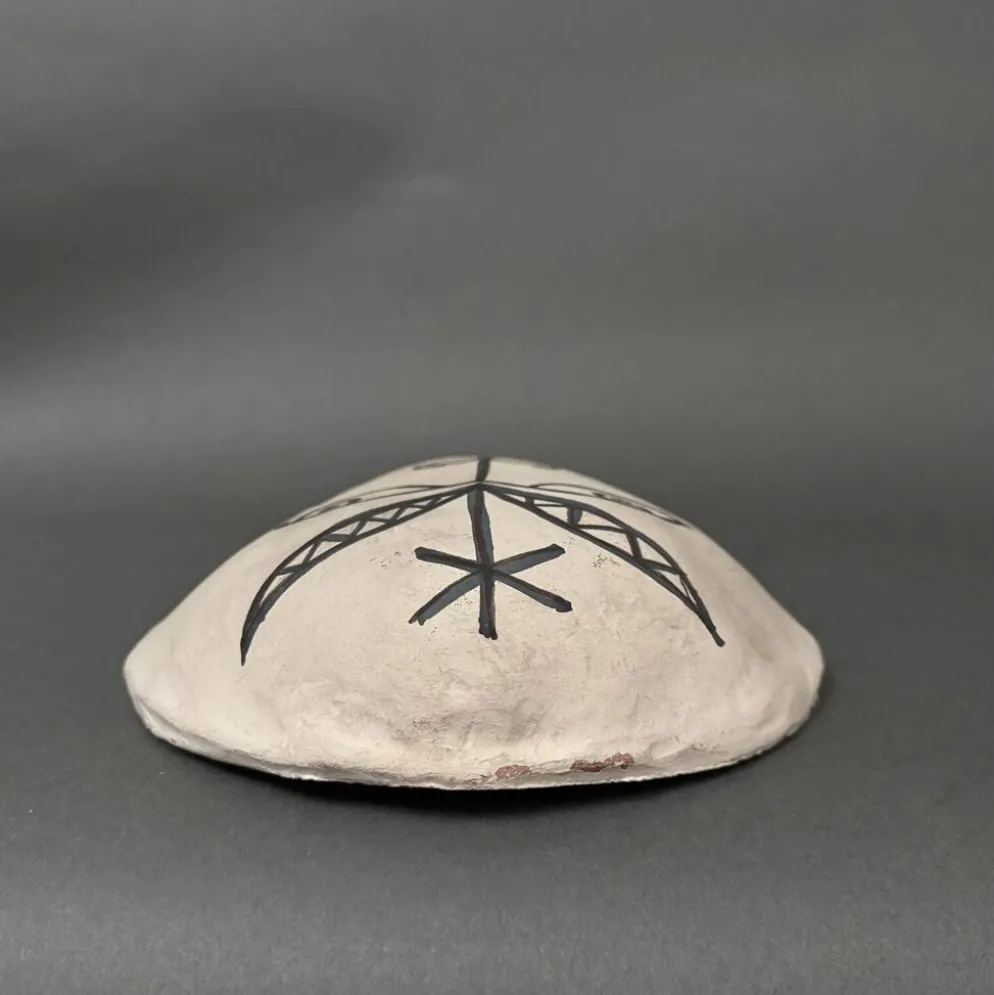 Masque africaniste en terre cuite émaillée blanche visage signé Colette