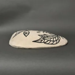 Masque africaniste en terre cuite émaillée blanche visage signé Colette