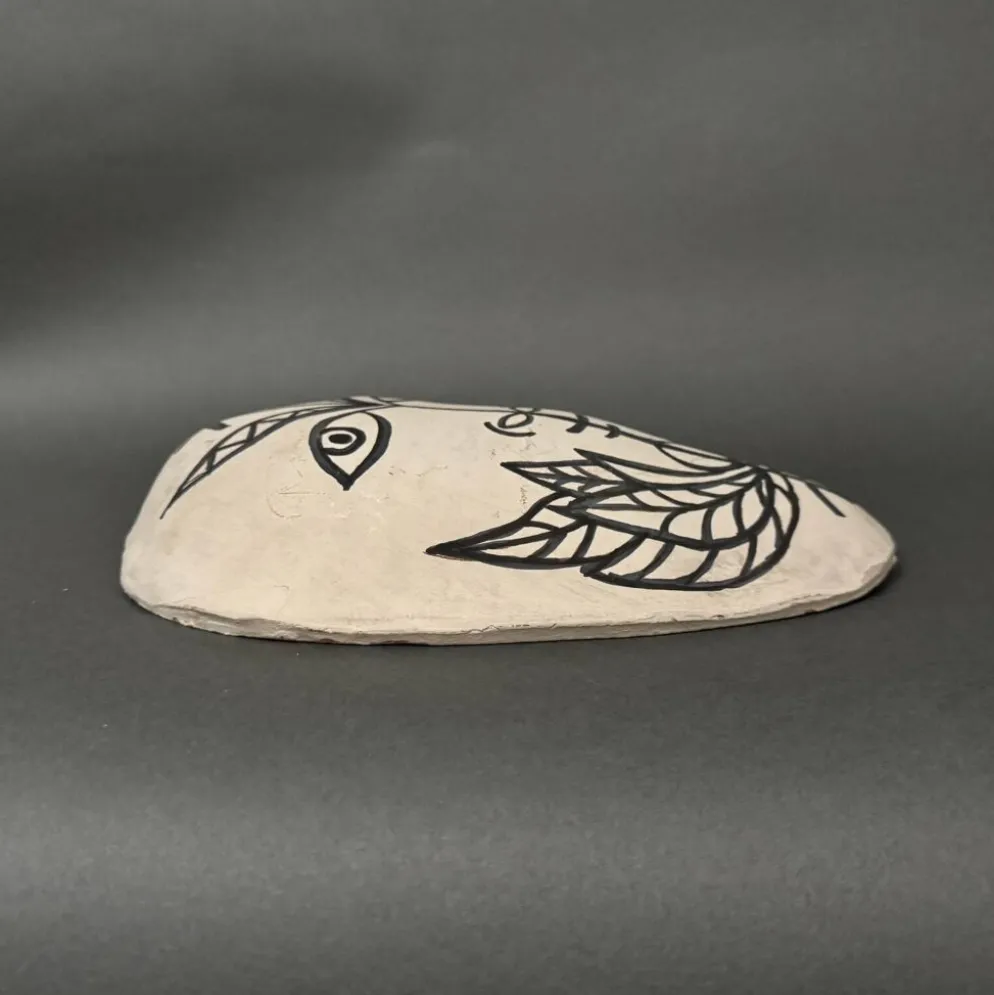 Masque africaniste en terre cuite émaillée blanche visage signé Colette