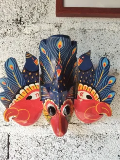 Masque balinais ancien en bois sculpté et peint – Paon stylisé – Art p