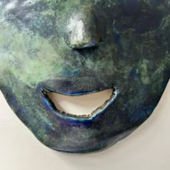 Masque brutaliste signé