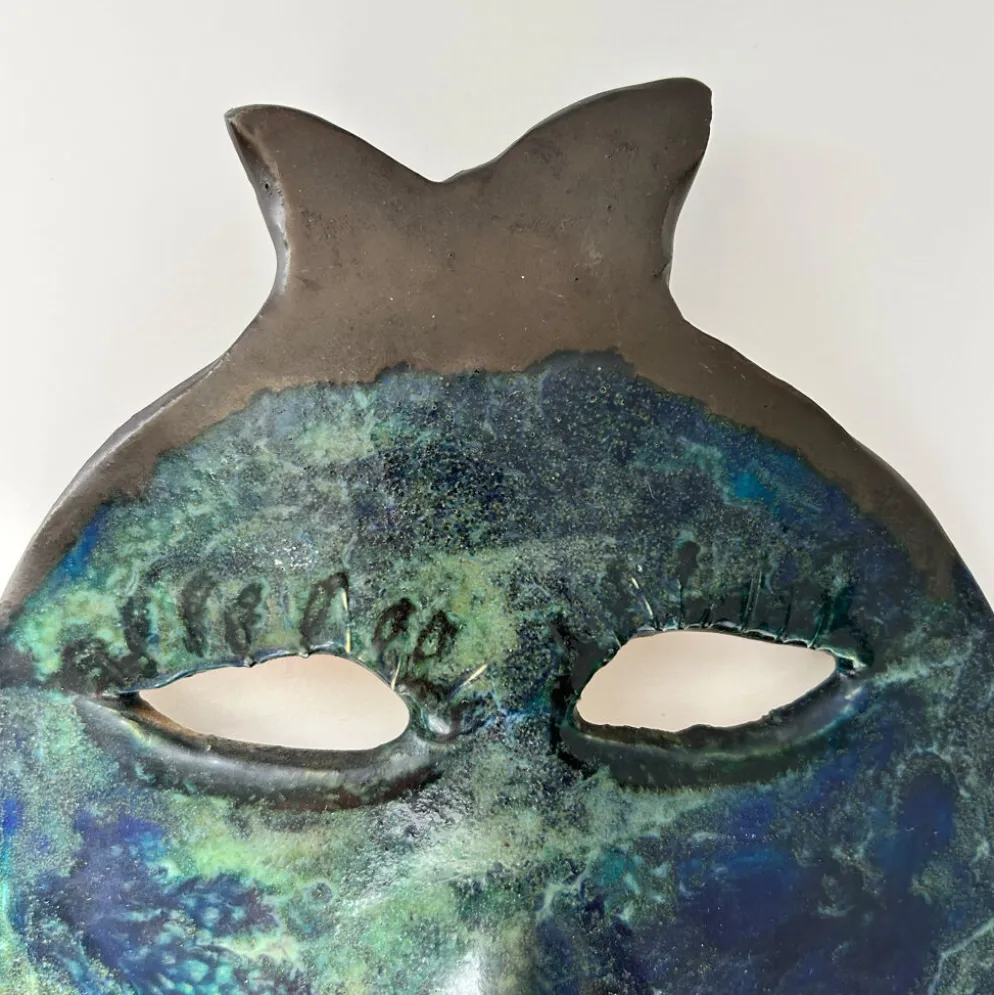Masque brutaliste signé