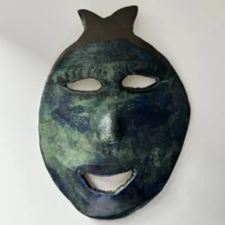 Masque brutaliste signé