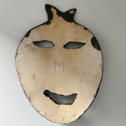 Masque brutaliste signé