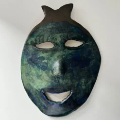 Masque brutaliste signé