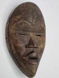 Masque Dan en bois sculpté, patine brune, Côte d’Ivoire, 25 cm