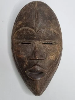 Masque Dan en bois sculpté, patine brune, Côte d’Ivoire, 25 cm