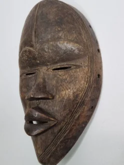 Masque Dan en bois sculpté, patine brune, Côte d’Ivoire, 25 cm