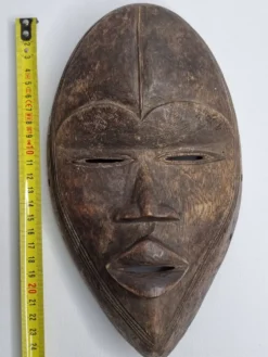 Masque Dan en bois sculpté, patine brune, Côte d’Ivoire, 25 cm