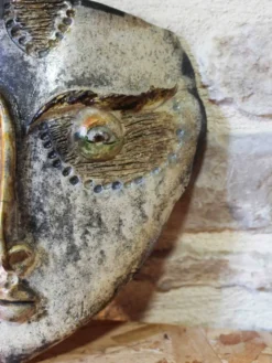 Masque décoratif en raku