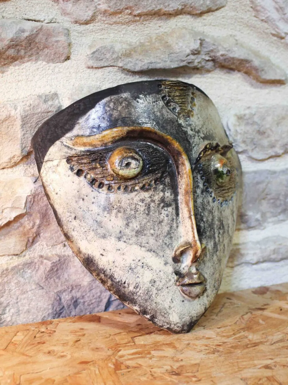 Masque décoratif en raku