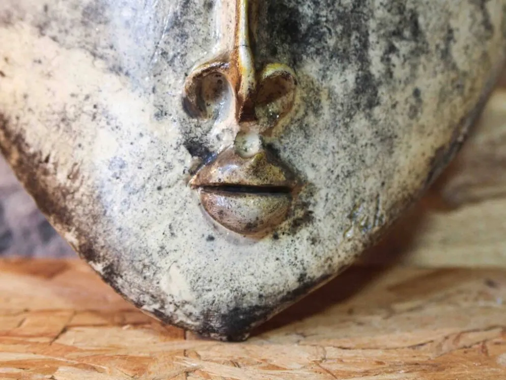 Masque décoratif en raku