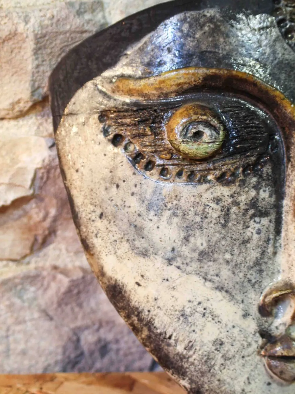 Masque décoratif en raku