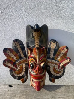 Masque en bois asiatique coloré